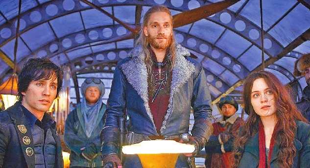 Hugo Weaving cast in Mortal Engines movie