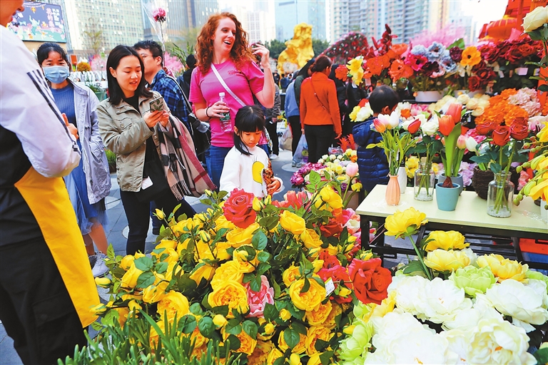 Flower fair heats up festive atmosphere